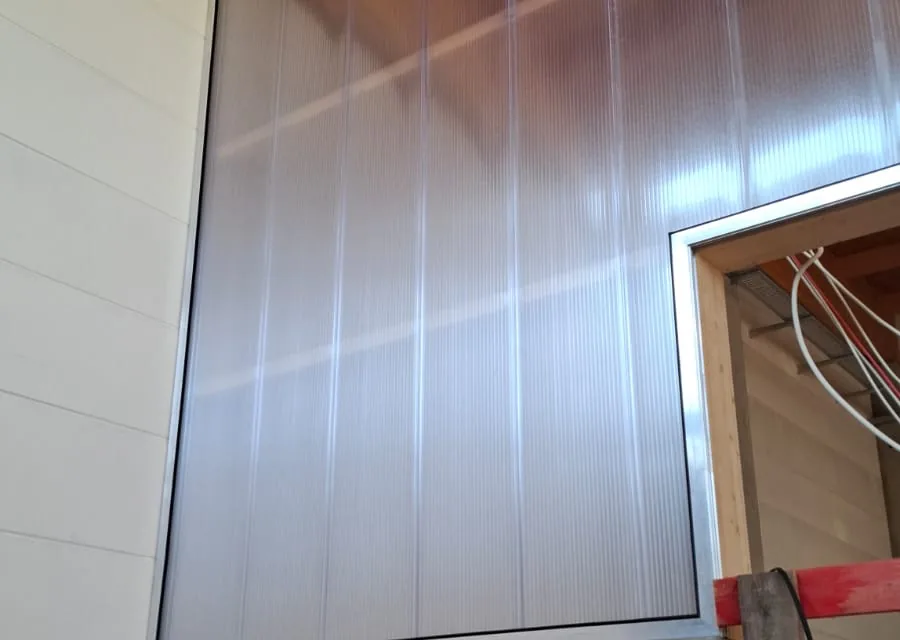 Sanierte Polycarbonat-Fassade von innen