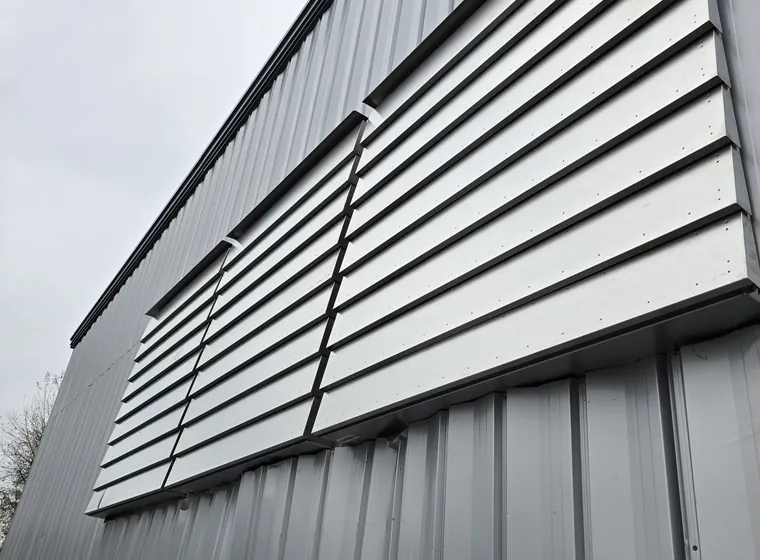 Lamellenfenster in einer Hallenfassade
