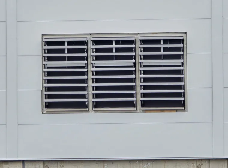 Lüftungslamellen an einer Betonfassade